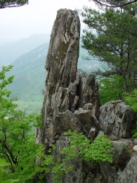 월항삼봉 오른 길에 만난 칼바위 